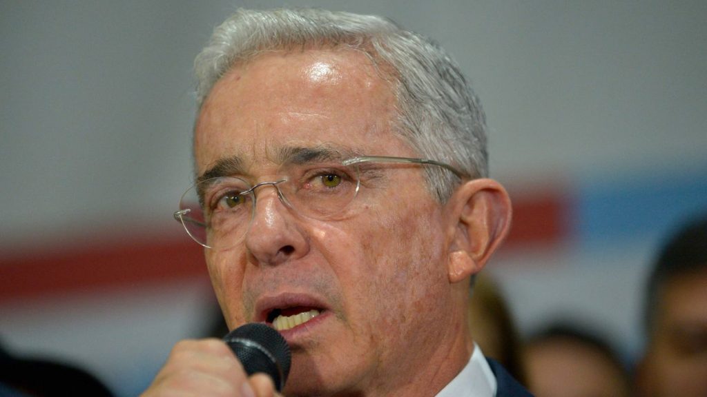 Álvaro Uribe llama al ejército a utilizar armas en protestas en Colombia |  Internacional