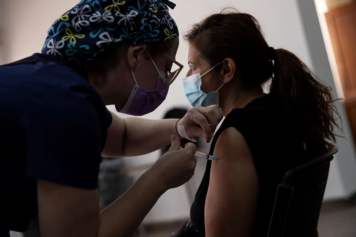 Chile se encamina hacia el fin de la crisis tras haber vacunado al 16% de su población