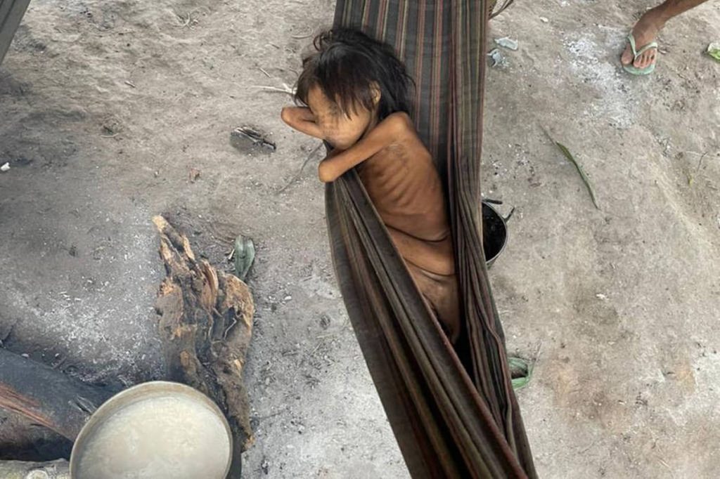 Amazonia: 8 años y 12 kilos: la niña que simboliza el abandono de los yanomami en Brasil |  Internacional