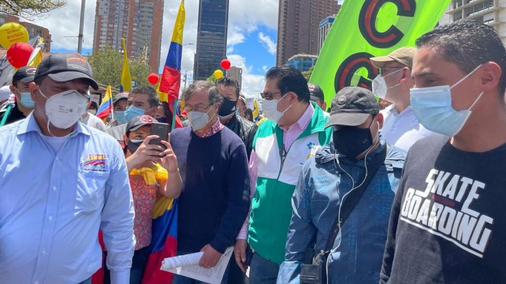 Colombia: Gustavo Petro se une a los manifestantes en Colombia |  Internacional
