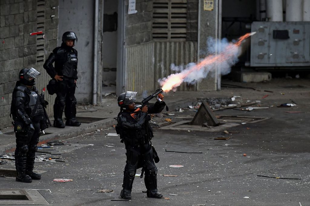 De lanzacohetes a disparos por la espalda: los videos del exceso de fuerzas policiales en las protestas en Colombia |  Internacional