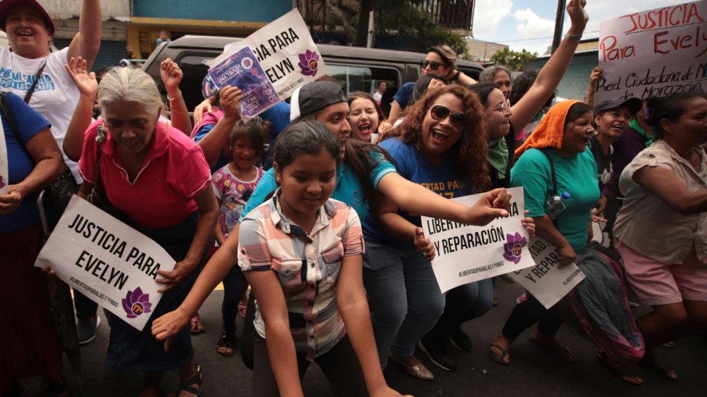 Feminismo: Parlamento de El Salvador presenta propuesta para despenalizar el aborto |  Internacional