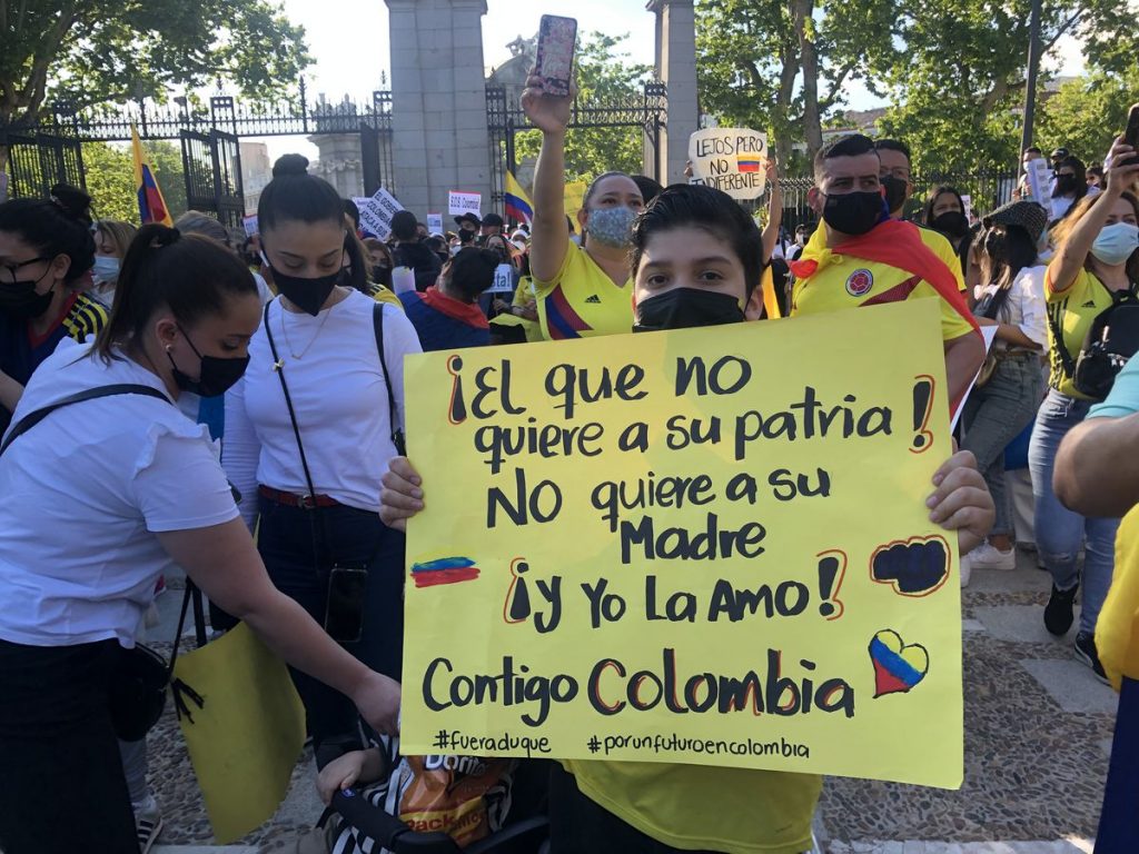 Miles de colombianos se manifiestan en la Puerta de Alcalá en apoyo al paro nacional |  Madrid