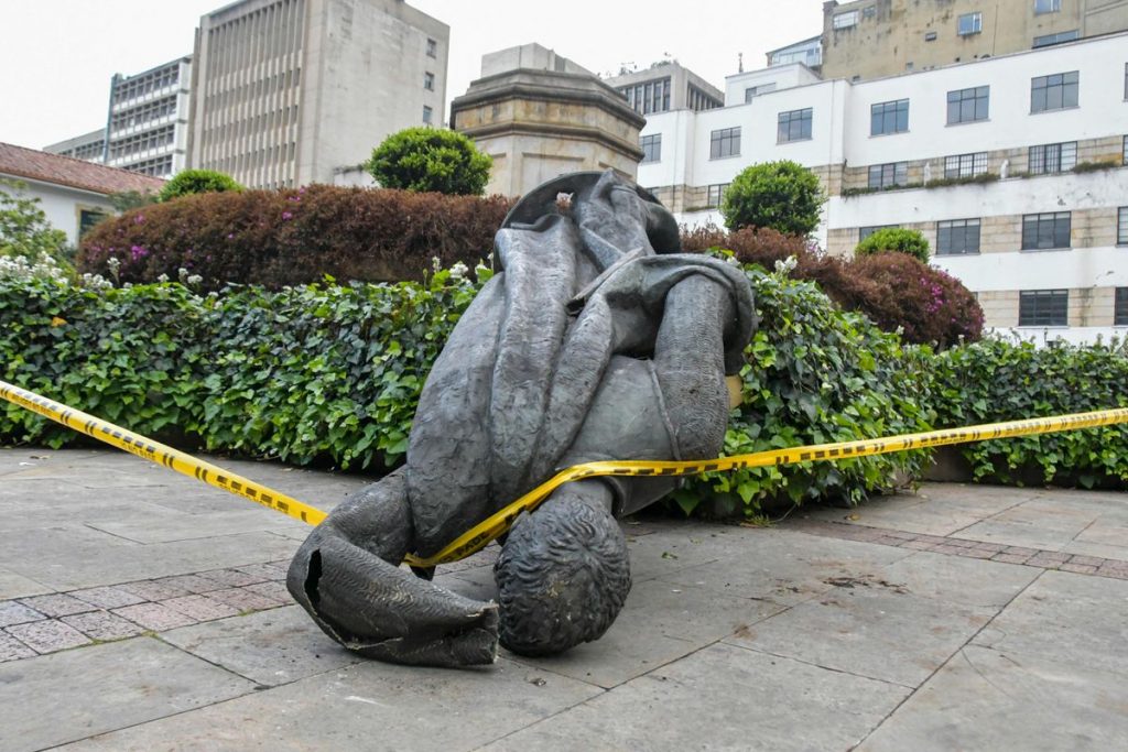 Protestas: grupos indígenas derriban la estatua del fundador español de Bogotá |  Internacional