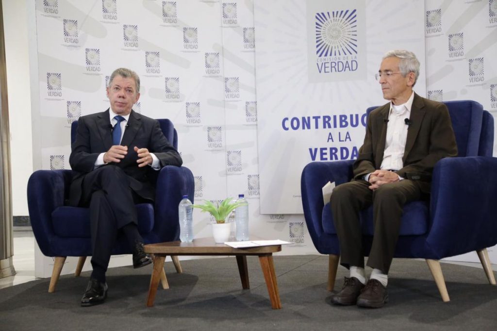 Juan Manuel Santos defiende su papel para poner fin a las ejecuciones extrajudiciales en Colombia |  Internacional