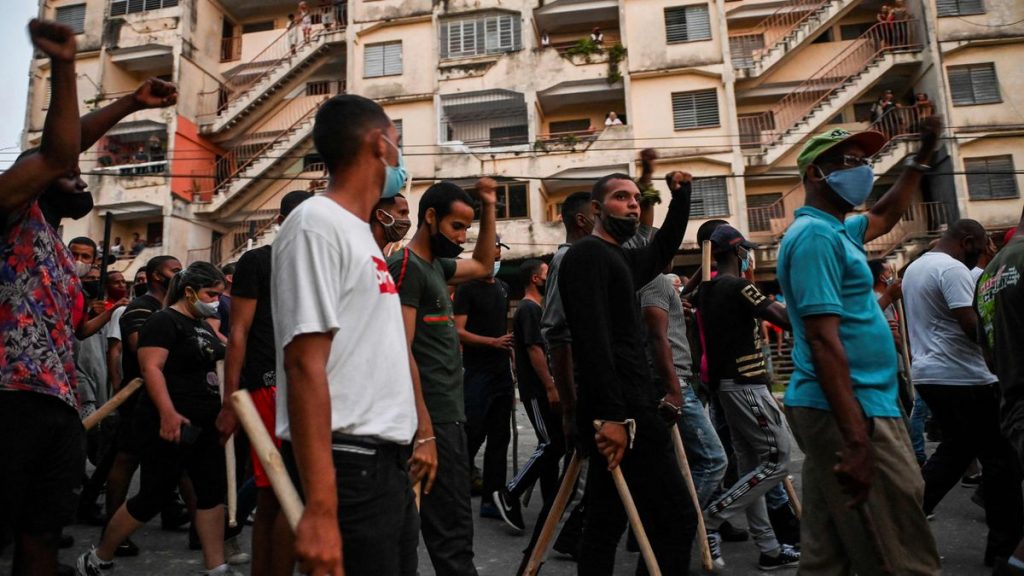 Grupos vinculados al gobierno toman las calles para silenciar la protesta en Cuba |  Internacional