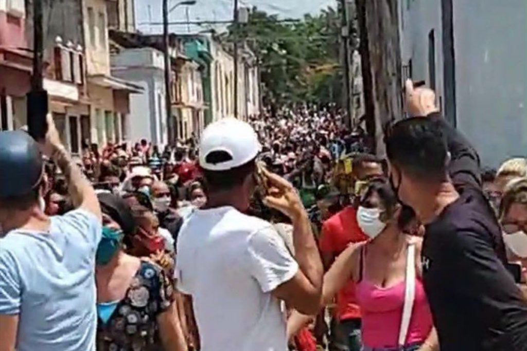 Protesta iniciada en dos municipios cubanos amenaza con convertir la saciedad ciudadana en el país |  Internacional