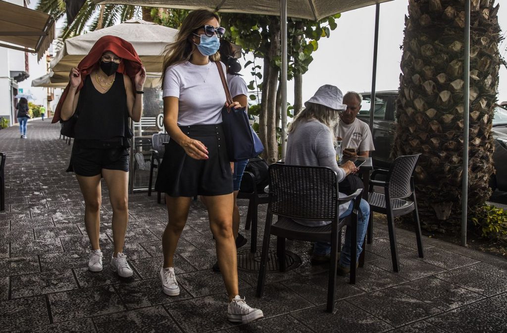Volcán en La Palma: vivir bajo una lluvia de cenizas |  Sociedad