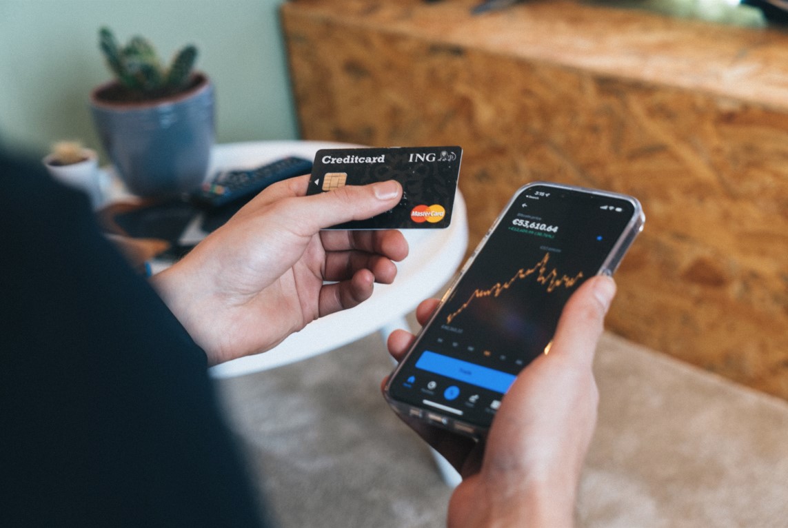 AK Digital: Emisión instantánea de tarjetas de crédito en El Salvador