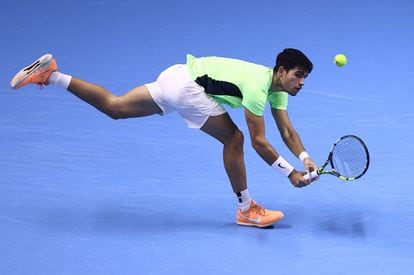 Alcaraz pretende delegar la pelota durante el partido.
