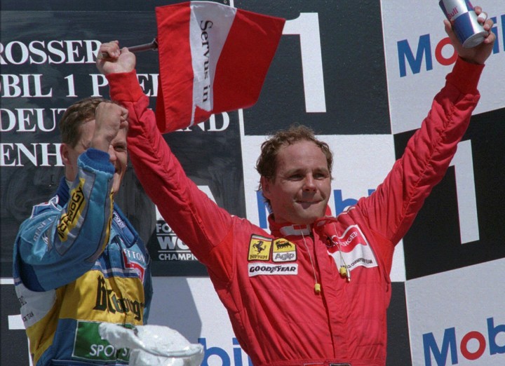 Un joven Michael Schumacher celebra su victoria en el GP de Alemania de 1995, junto a Gerhard Berger en el podio.  Foto: AP