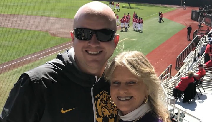 Familia.  Cindy y su hijo Jamie, quienes fueron degradados por Michael.  Foto: captura/CBS News.